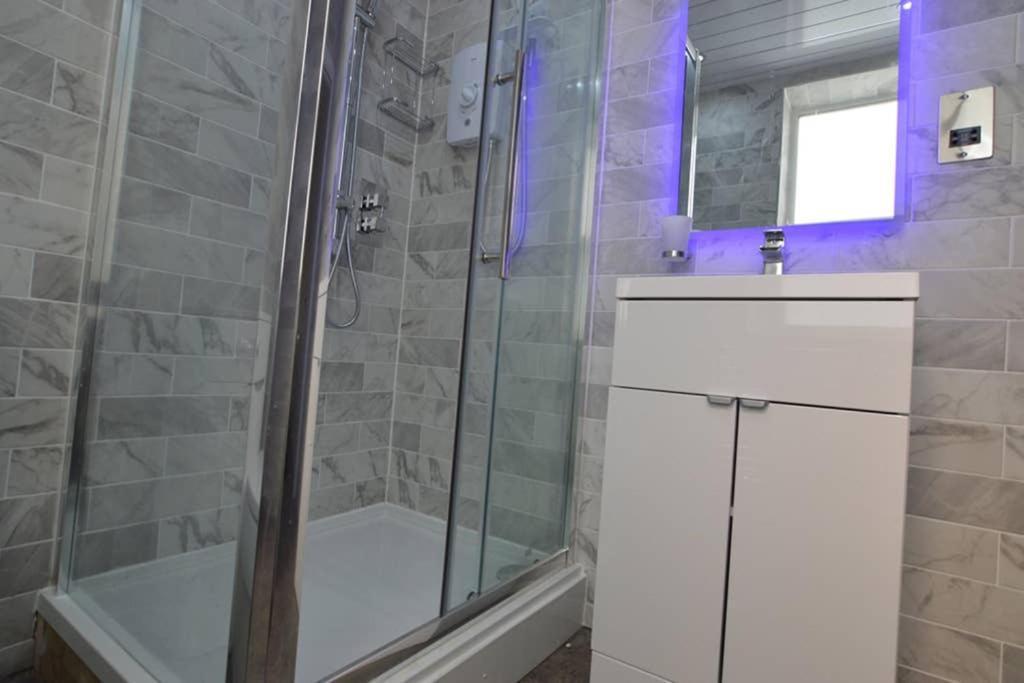 Morden Central Self Contained Flat By Cozynest Рединг Екстериор снимка