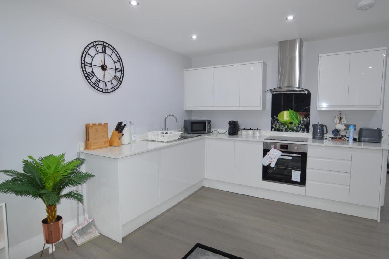Morden Central Self Contained Flat By Cozynest Рединг Екстериор снимка