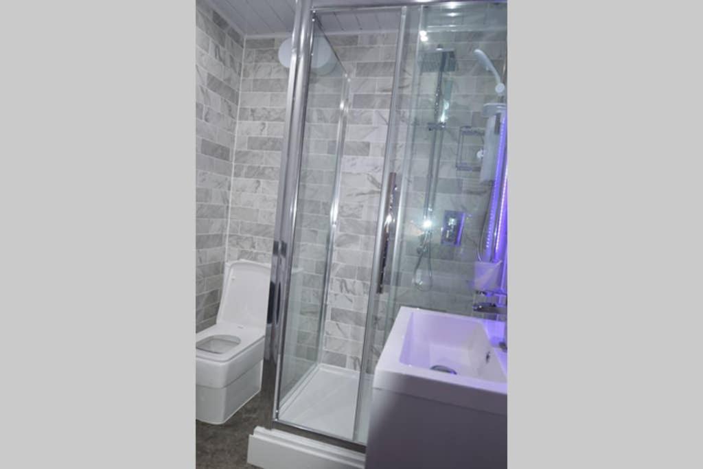 Morden Central Self Contained Flat By Cozynest Рединг Екстериор снимка
