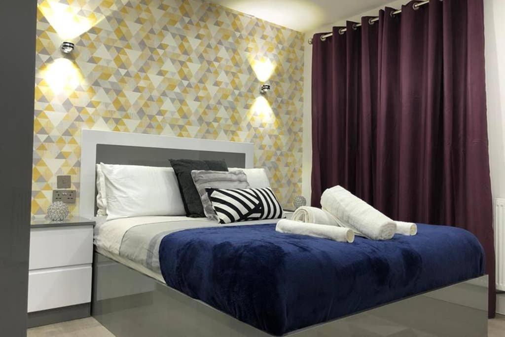 Morden Central Self Contained Flat By Cozynest Рединг Екстериор снимка