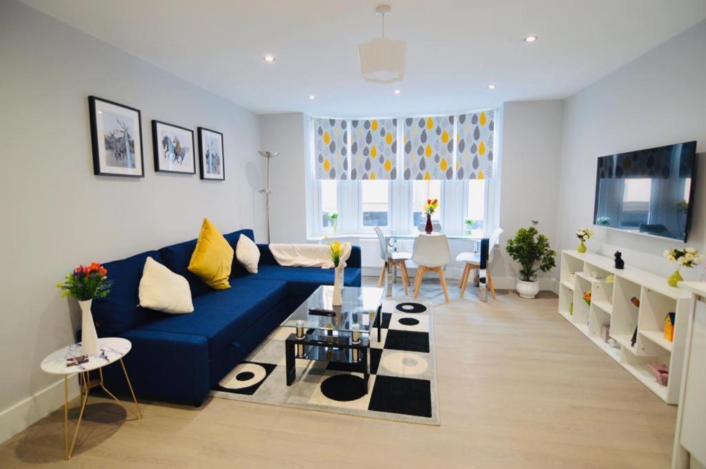 Morden Central Self Contained Flat By Cozynest Рединг Екстериор снимка
