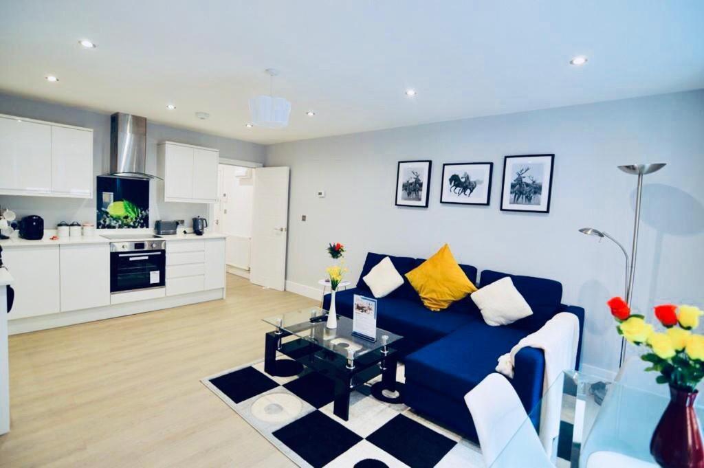Morden Central Self Contained Flat By Cozynest Рединг Екстериор снимка